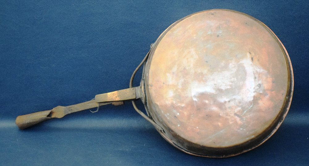 19th C. Dutch copper pan, 31cm, with folding handle