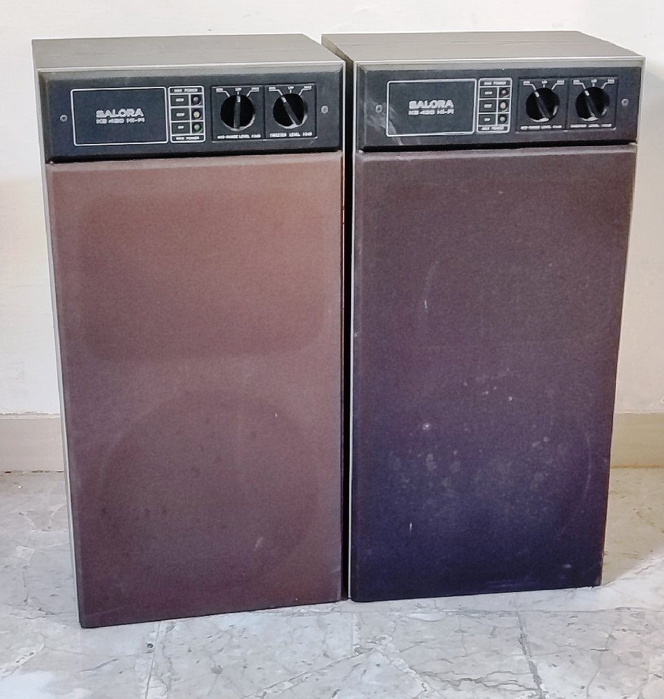 2 SALORA sound speakers with stands