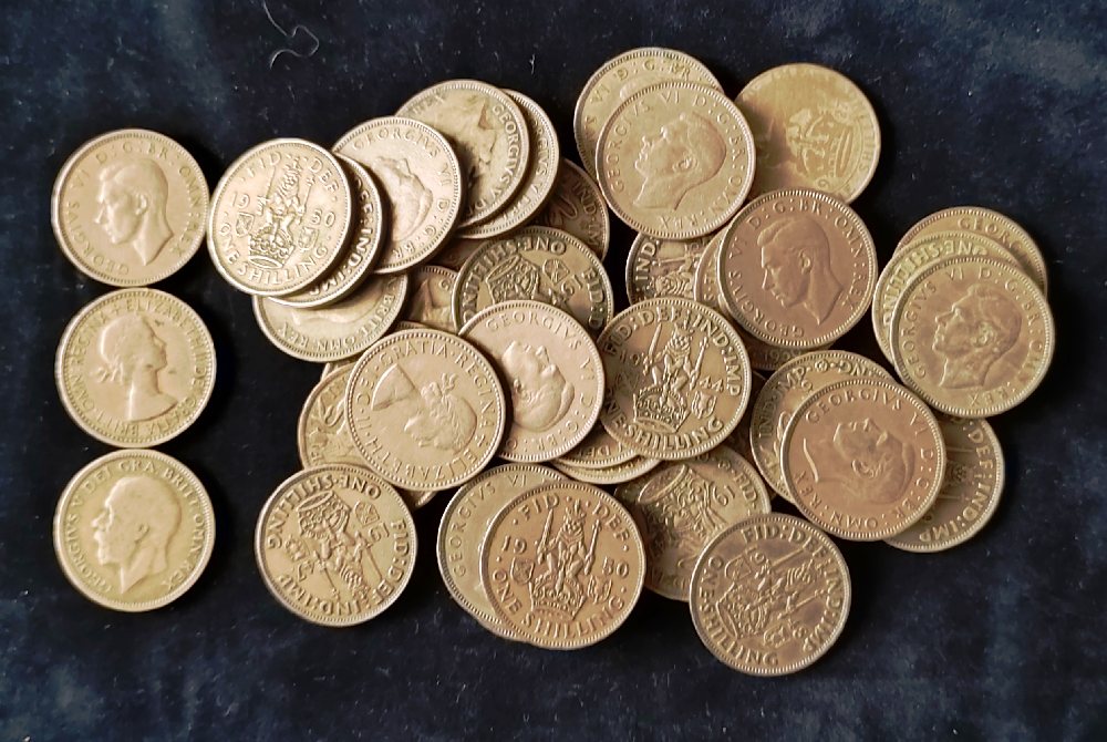 67 1 Shilling coins, Post 1920; 12 Geo V, 43 Geo VI & 12 QEII