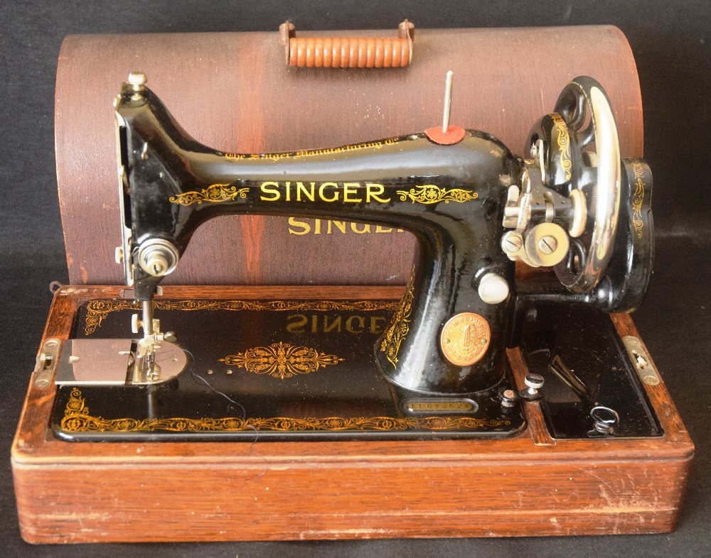 SINGER sewing machine in case