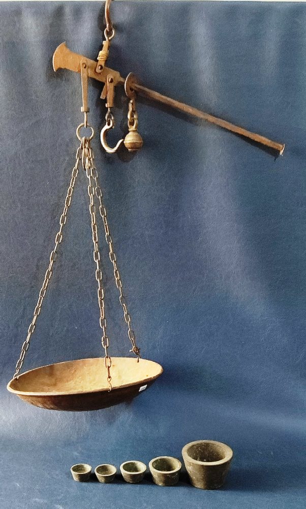 Brass old hawker's hand held steelyard scales, 43cm; and 5 bronze cup weights