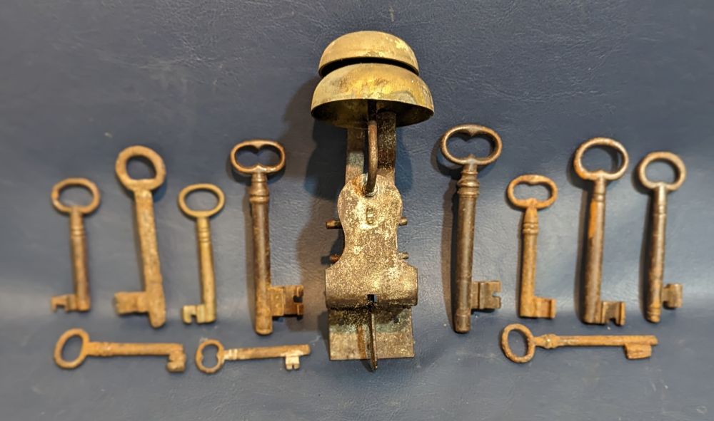 Internal door bell and 11 old keys (imfietah)