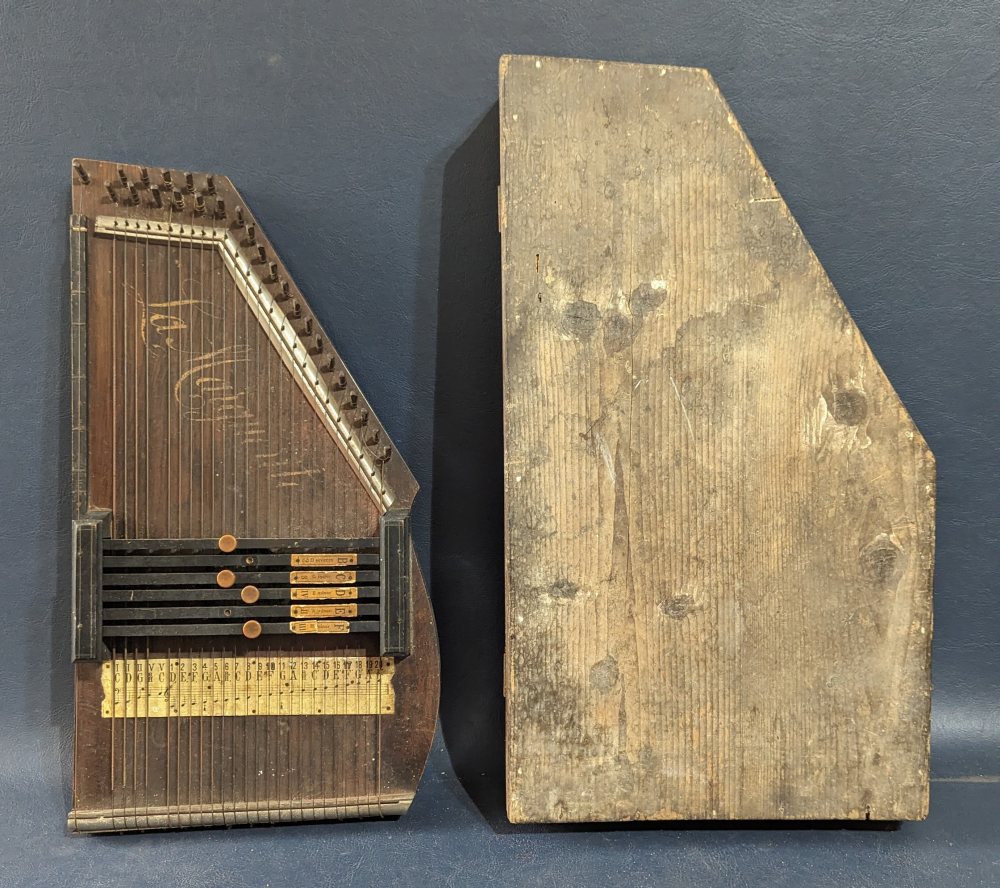 LA MARGUERIT auto harp (zitter) in original painted wood case