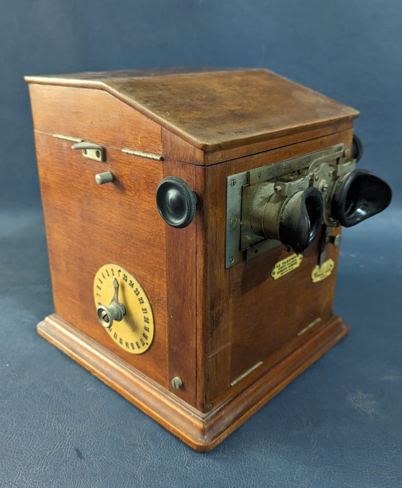 LA TAXIPHOTE stereoscopic card viewer with adjustable eyepieces, mahogany case