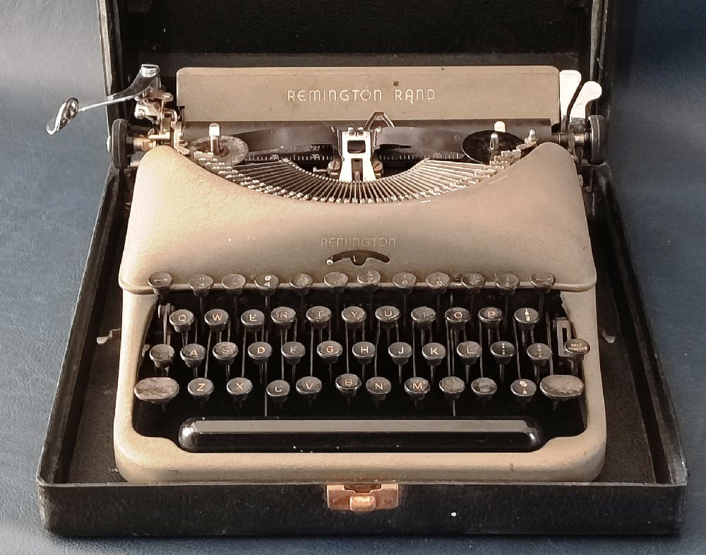 REMINGTON RAND portable typewriter, 1960s with original carry case