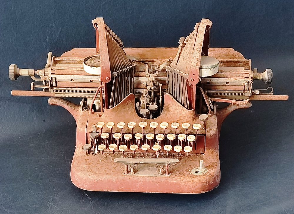 OLIVER bat-wing typewriter red, ca.1910