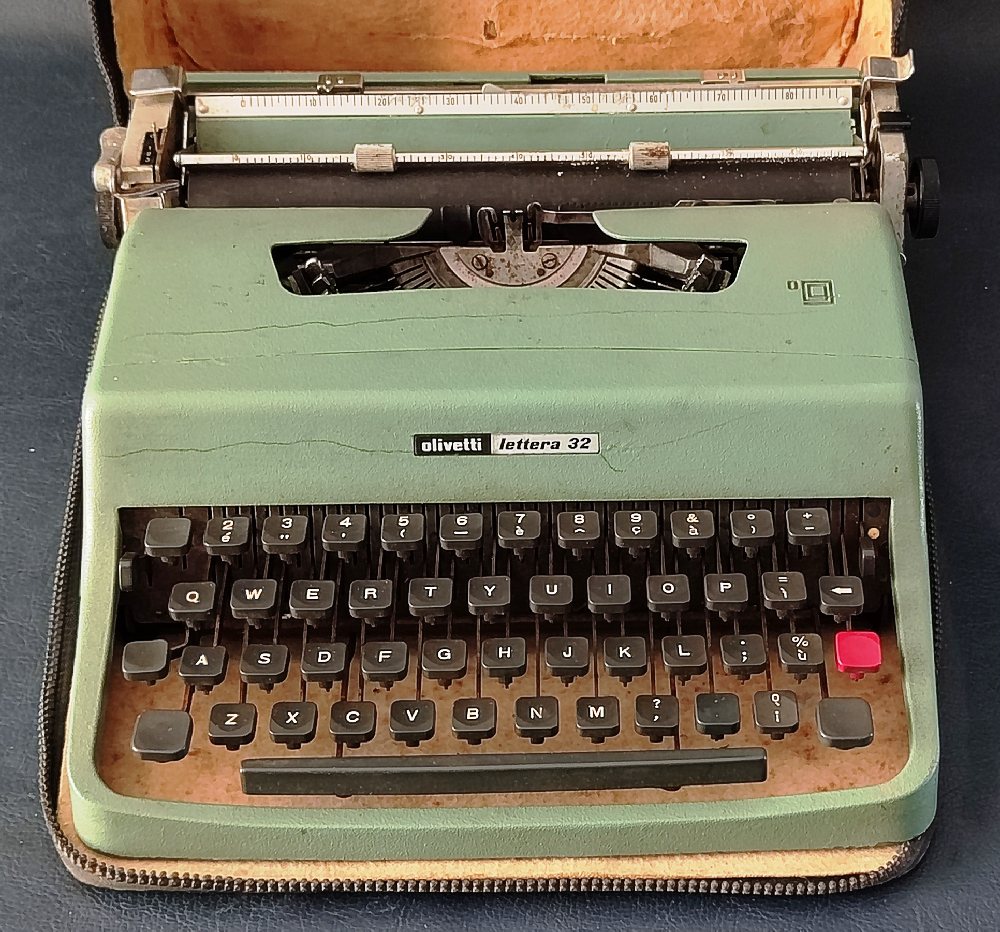 OLIVETTI Lettera 32 portable typewriter