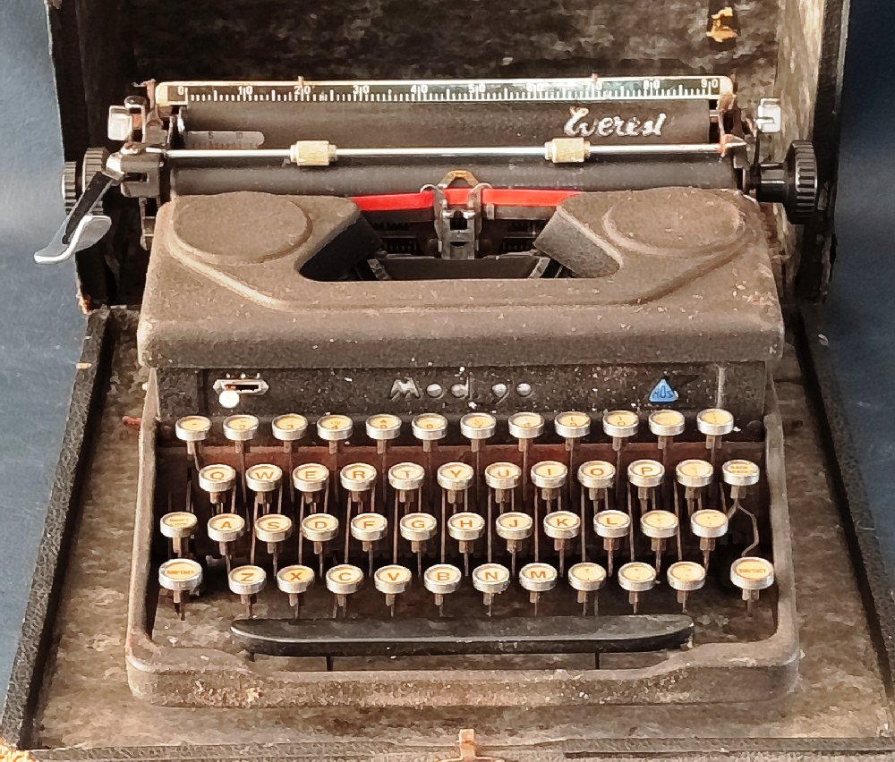 EVEREST Model 90 portable typewriter in original carry case, ca. 1950s