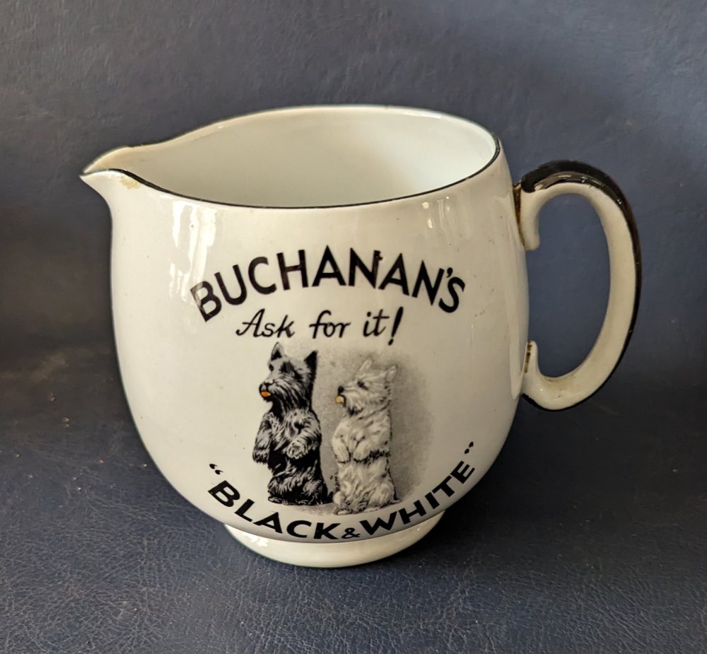 BUCHANAN's Black & White jug ( Shelley)