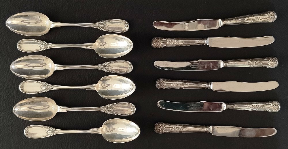 6, Silver 800 dessert spoons by Calderoni Gioelli, 295grms and 6 Silver handled knives