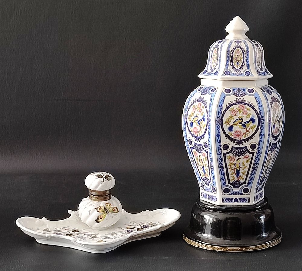 Old china ink well on tray and Asian china octagonal ginger jar with lid, ebonised round base (2)