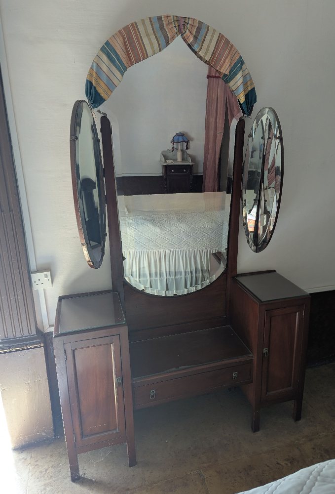 20th C. Maltese mahogany dressing table with oval commemor mirrors, 125cm
