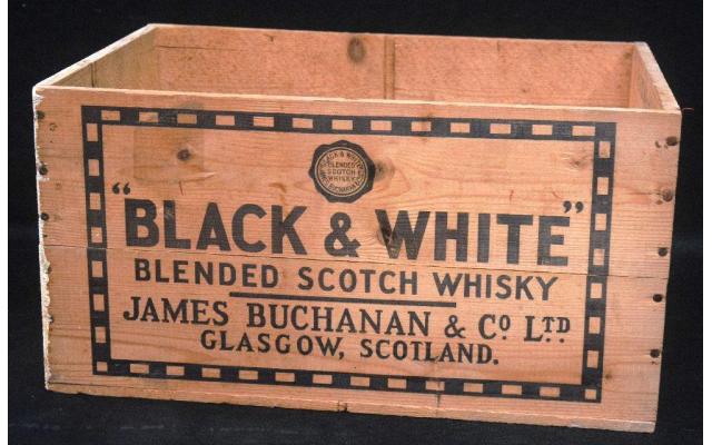 BLACK & WHITE Blended Scotch Whisky N.A.F.F.I. wood crate